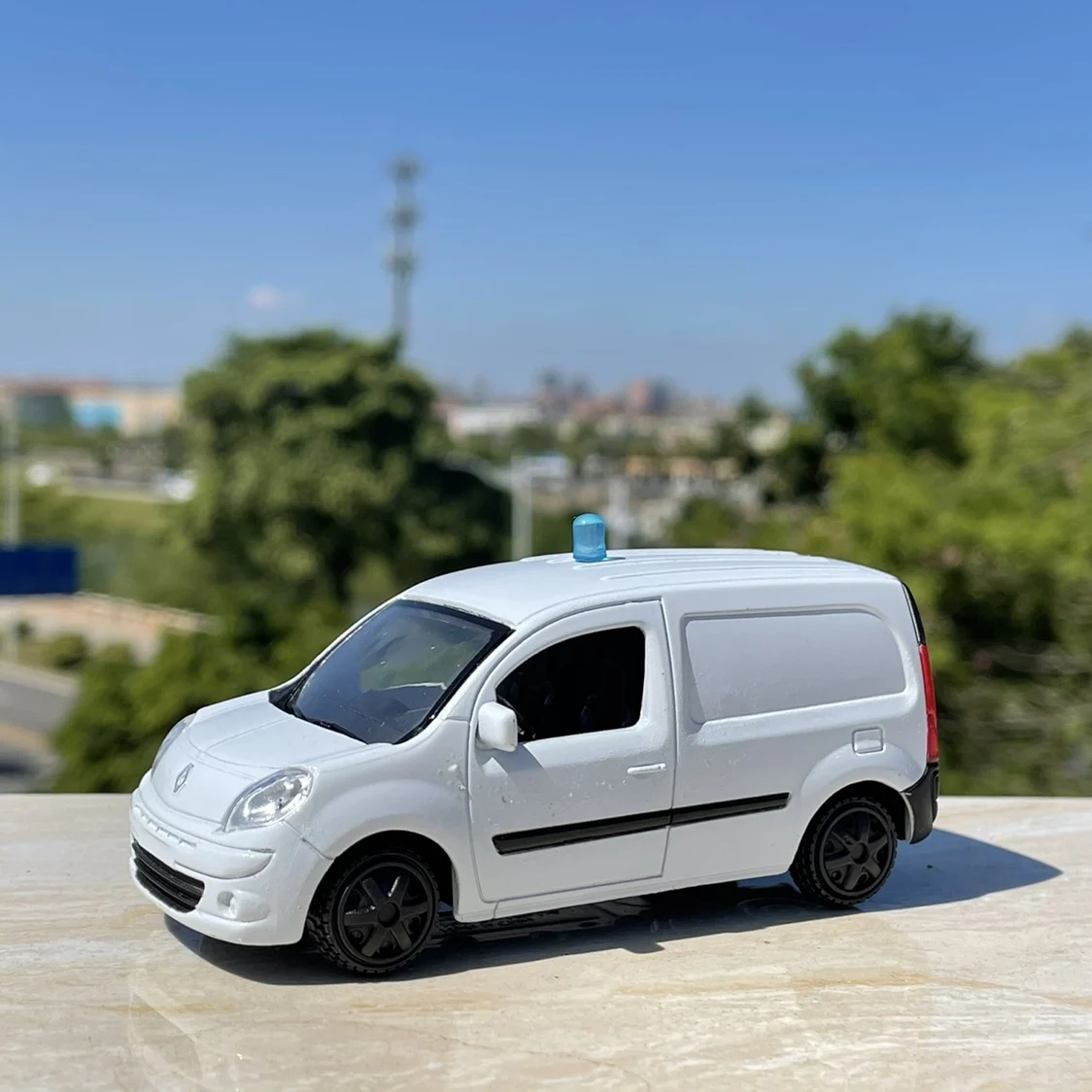 1:43 White Diecast Small Truck Van 4 1:43 White Diecast Small Truck Van - Image 4