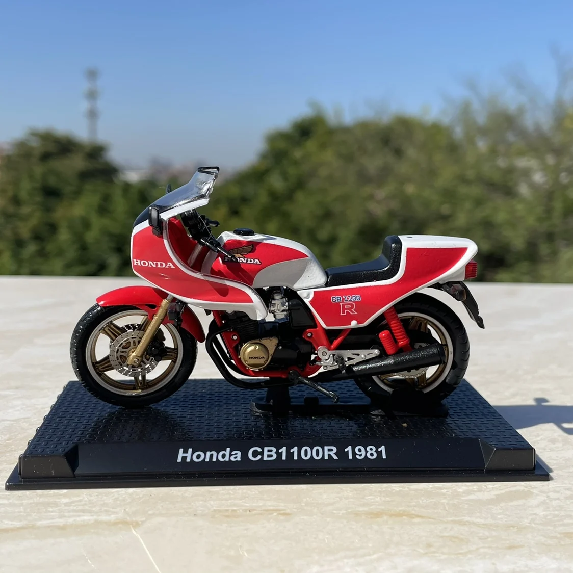 1981 Honda CB1100R 1:24 Scale Diecast Model 4 1981 Honda CB1100R 1:24 Scale Diecast Model - Image 4