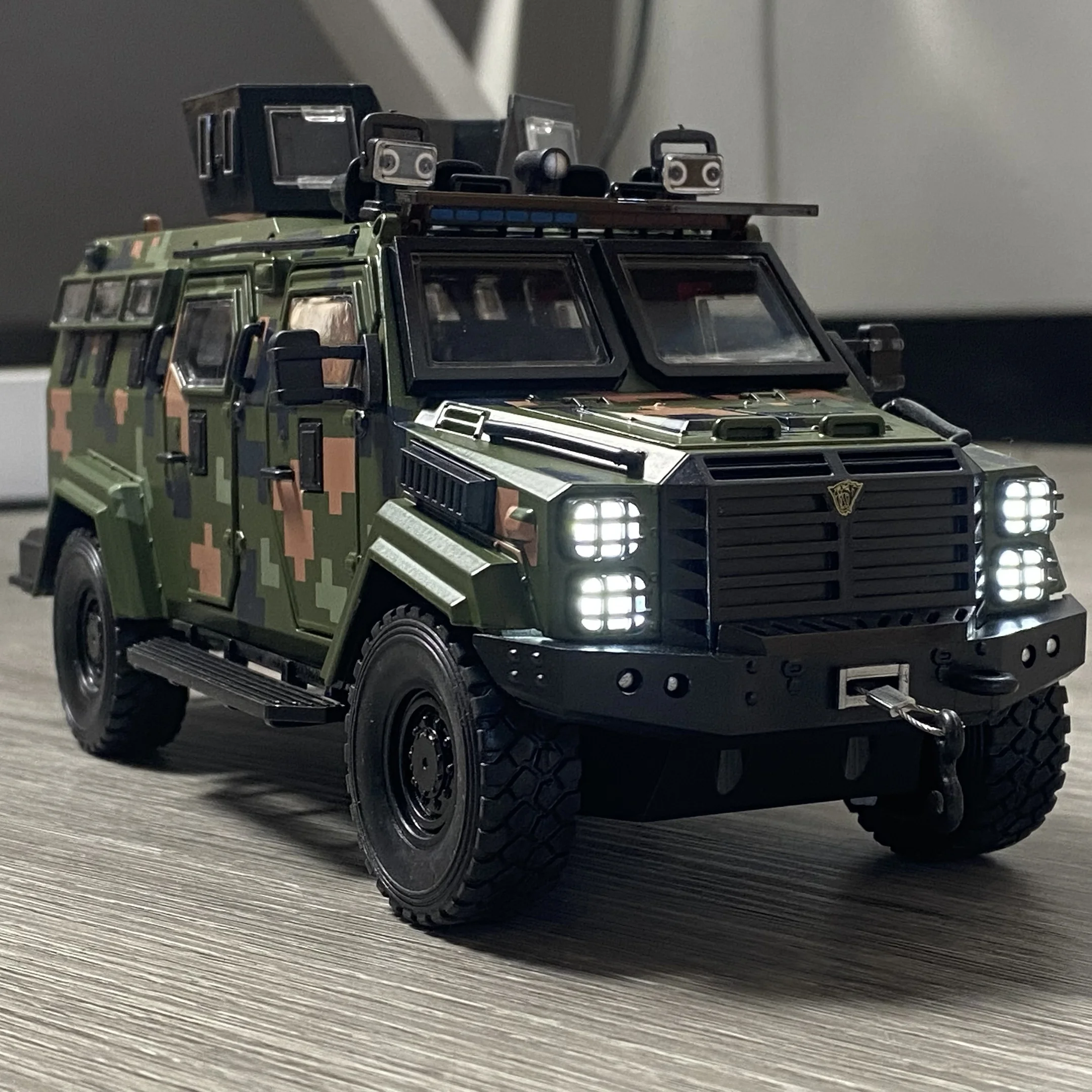 Ford F550 Sabertooth 1:24 Scale Diecast Model 3 Ford F550 Sabertooth 1:24 Scale Diecast Model - Image 3
