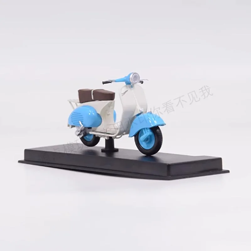 Bright Blue 1:24 Scale Miniature Scooter 5 Bright Blue 1:24 Scale Miniature Scooter - Image 5