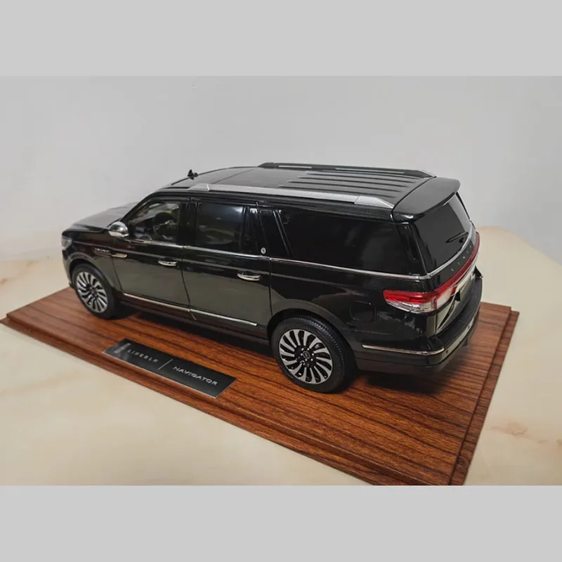 Lincoln Navigator 2023 Diecast Model Collection 5 Lincoln Navigator 2023 Diecast Model Collection - Image 5
