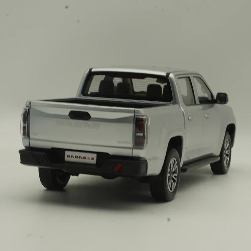 Silver 1:18 Die-Cast Pickup Truck Model 4 Silver 1:18 Die-Cast Pickup Truck Model - Image 4