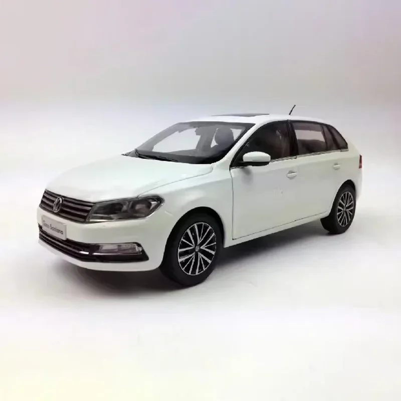 1:18 Scale White Diecast Modern Sedan Model 4 1:18 Scale White Diecast Modern Sedan Model - Image 4