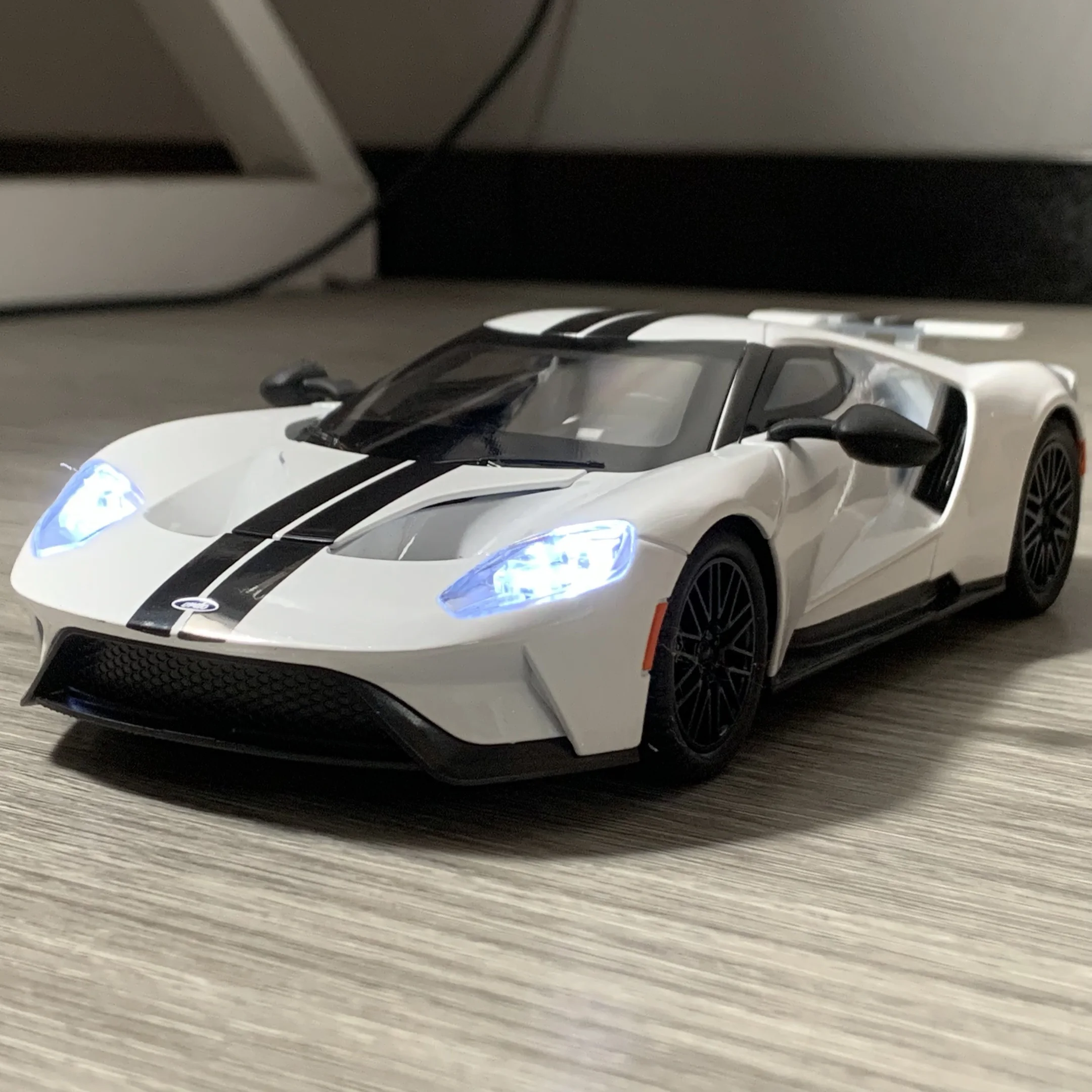 1:24 Ford GT Supercar Diecast Model 4 1:24 Ford GT Supercar Diecast Model - Image 4