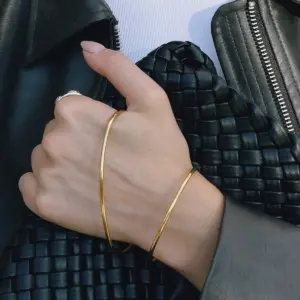 Gold Stainless Steel Geometric Bangle for Women 10 Sdeee6c22b34e4893b3617fe90c96b9c1d