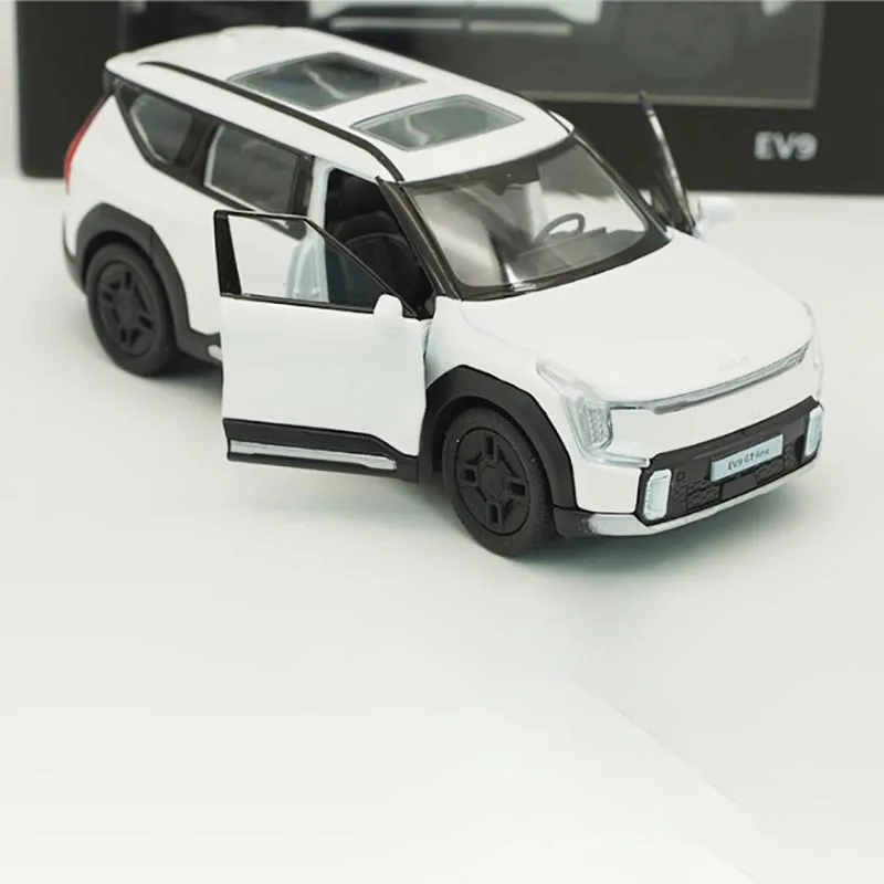 KIA EV9 1:38 Diecast Model in White 5 KIA EV9 1:38 Diecast Model in White - Image 5