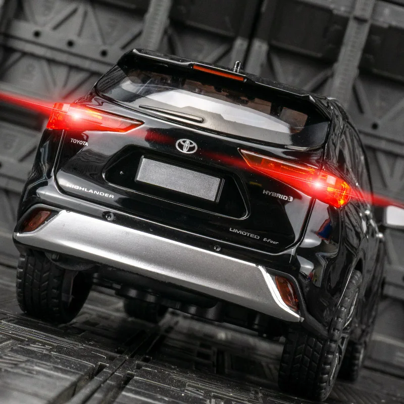 Black Toyota Highlander 1:24 Scale Diecast Model 4 Black Toyota Highlander 1:24 Scale Diecast Model - Image 4
