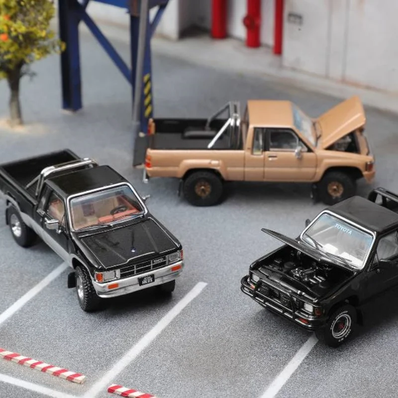1:64 Toyota Hilux SR5 Diecast Model 2 1:64 Toyota Hilux SR5 Diecast Model - Image 2