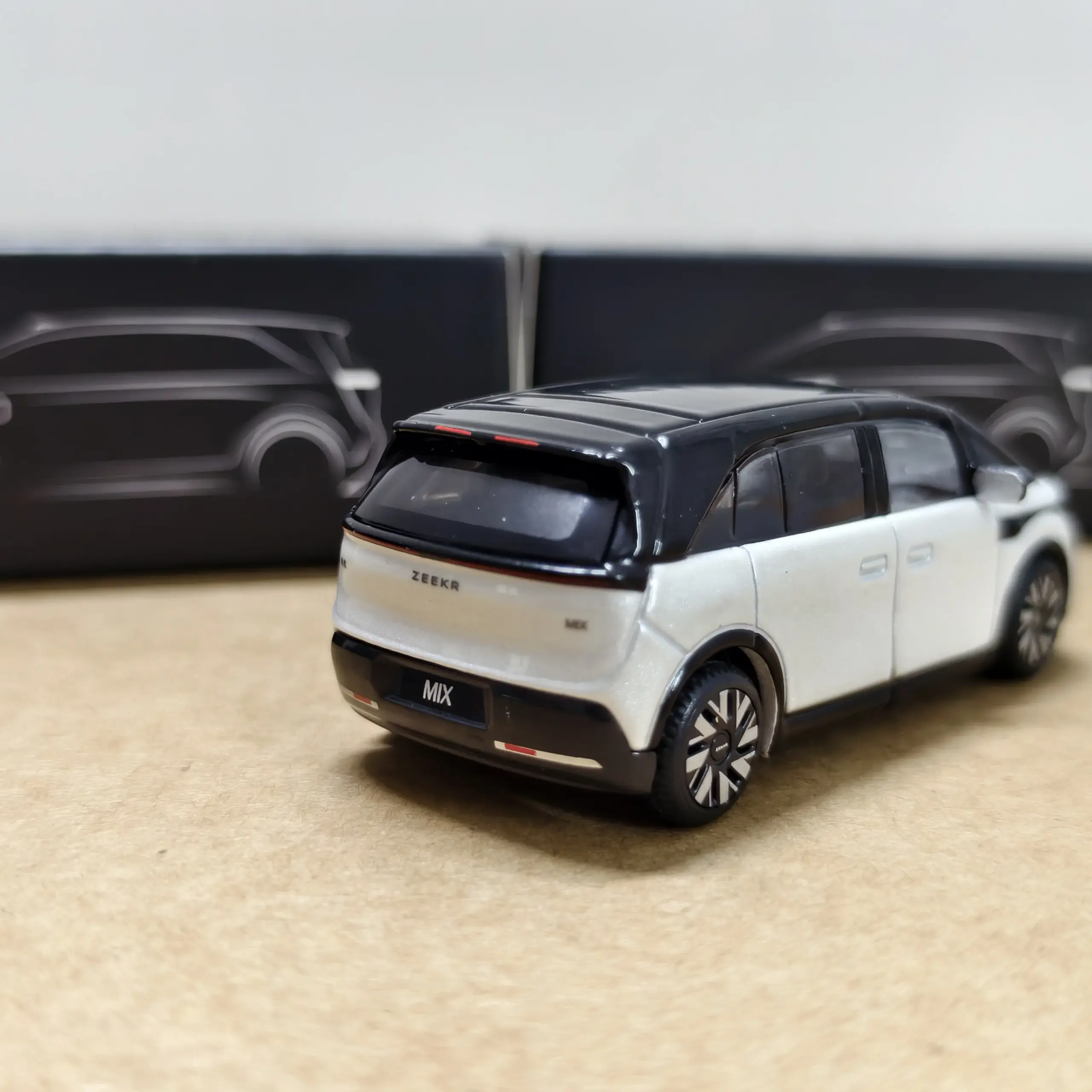 ZEEKR 007 7X SUV Diecast Model 1:64 Scale 4 ZEEKR 007 7X SUV Diecast Model 1:64 Scale - Image 4