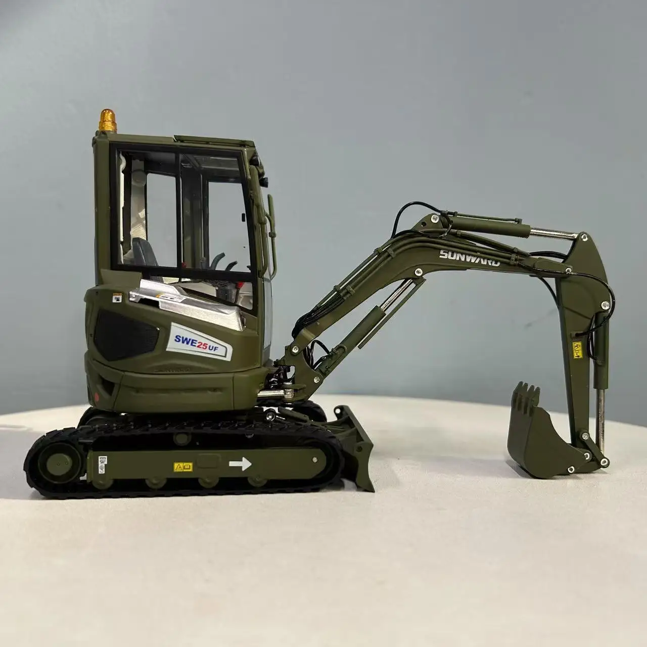 Sunward SWE25U Excavator Model 1:20 Scale 4 Sunward SWE25U Excavator Model 1:20 Scale - Image 4