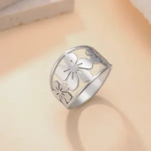 Stainless Steel Women's Floral Ring with Openwork Design 9 Se63c25b24c084789b3232b2a77f9db3eq