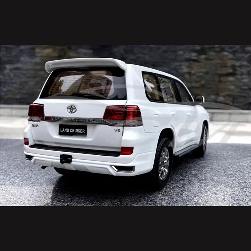 1:18 Scale Toyota LC200 Alloy Model 3 1:18 Scale Toyota LC200 Alloy Model - Image 3