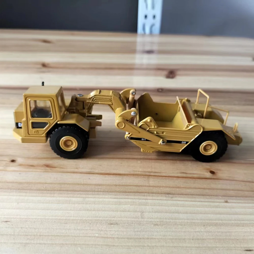 Die-Cast CAT 611 Miniature Construction Model 5 Die-Cast CAT 611 Miniature Construction Model - Image 5