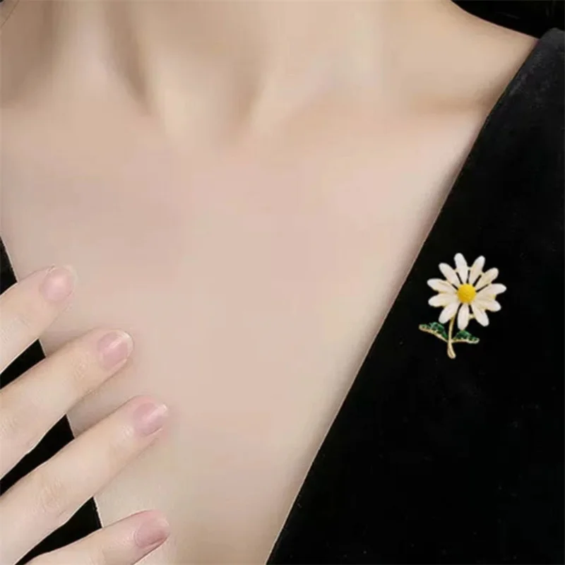 Elegant Daisy Flower Brooch for Women 3 Elegant Daisy Flower Brooch for Women - Image 3