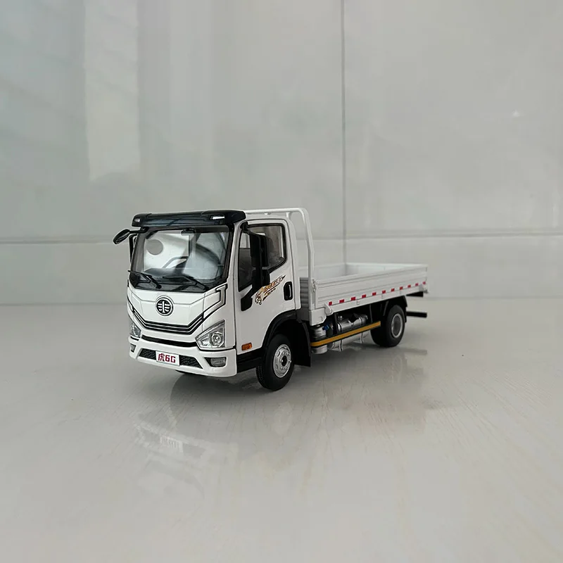1:24 Jiefang V6G Truck Model in Blue or White 3 1:24 Jiefang V6G Truck Model in Blue or White - Image 3