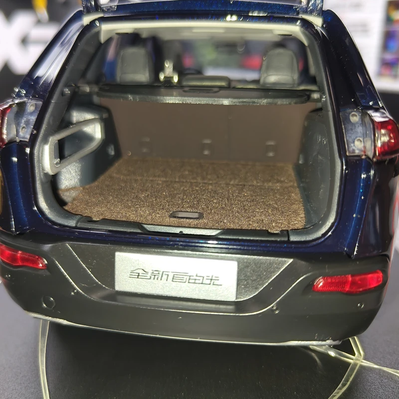 1:18 Scale Jeep Cherokee SUV Model 5 1:18 Scale Jeep Cherokee SUV Model - Image 5