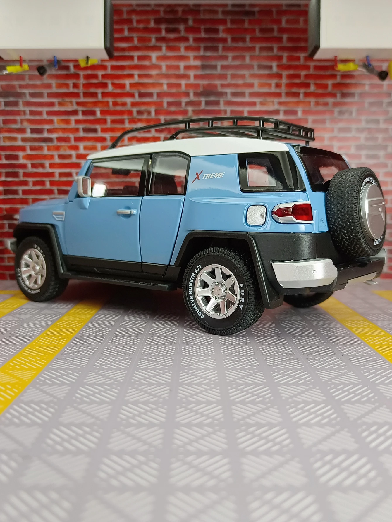 1:24 Scale White SUV Diecast Model 4 1:24 Scale White SUV Diecast Model - Image 4