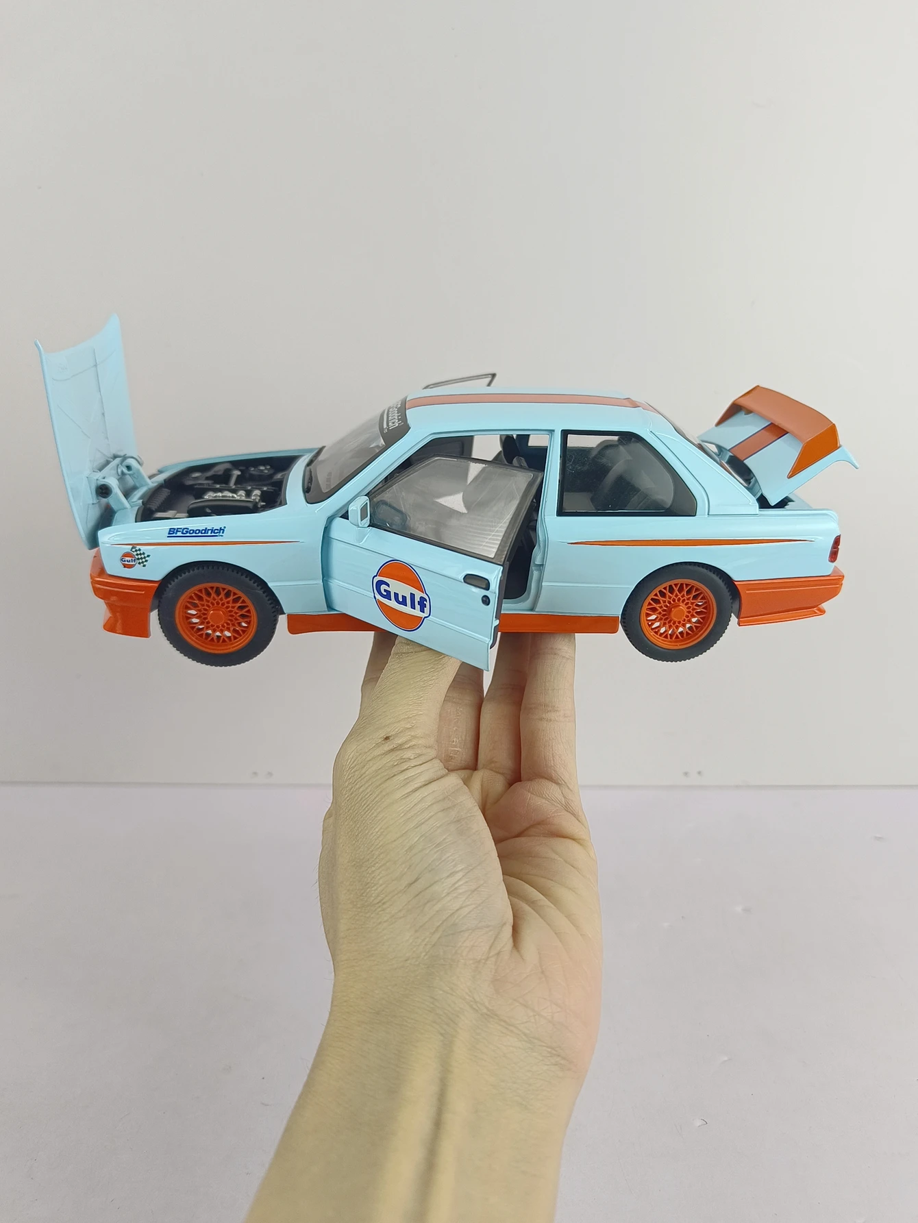 Vibrant 1:24 Scale BMW M3 E30 Diecast Model 3 Vibrant 1:24 Scale BMW M3 E30 Diecast Model - Image 3