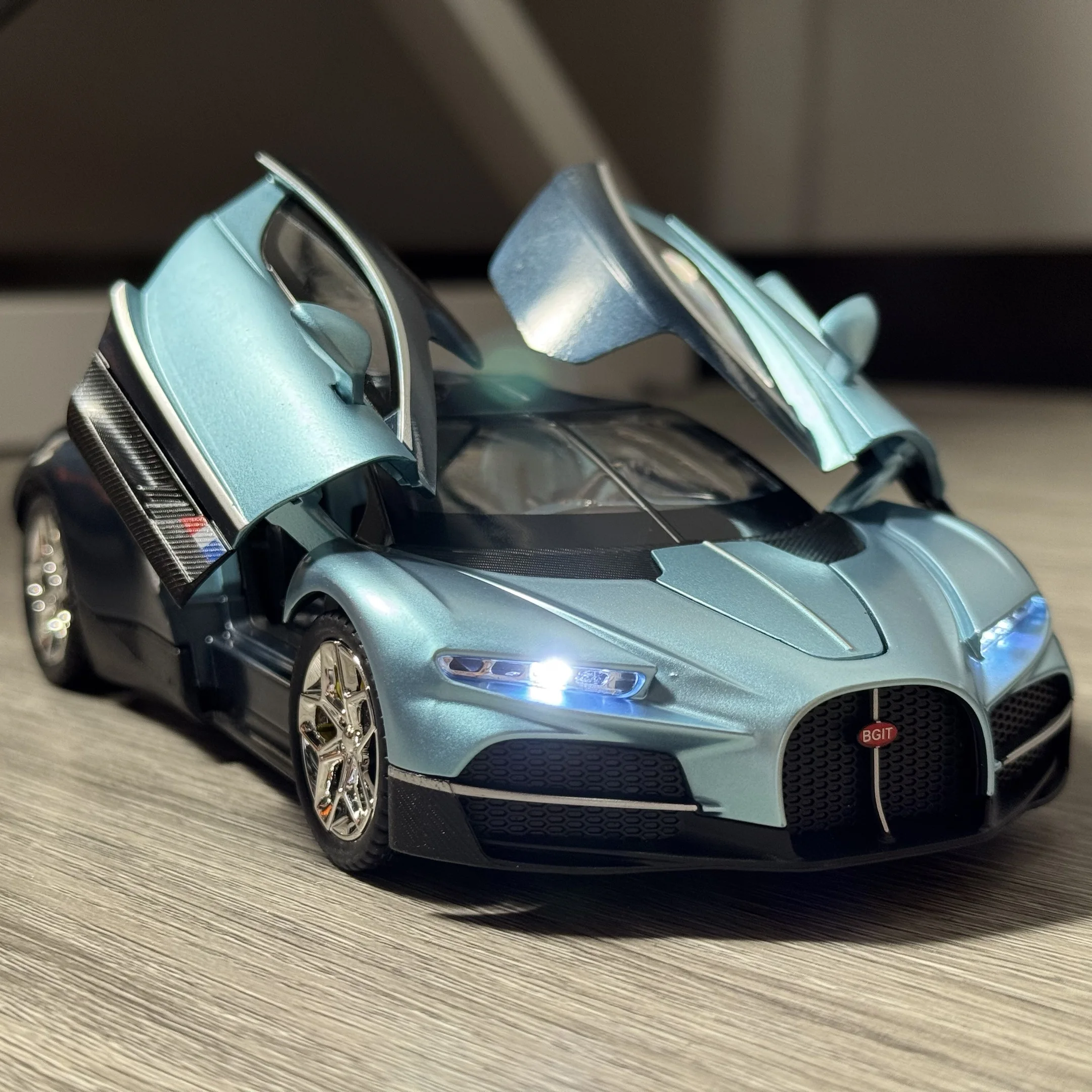 Red 1:24 Scale Supercar Diecast Model 3 Red 1:24 Scale Supercar Diecast Model - Image 3