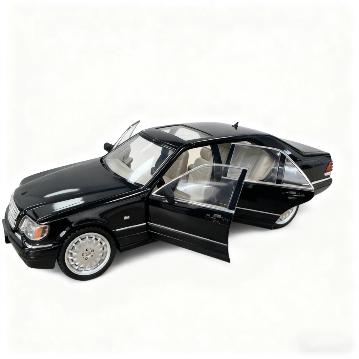 1:24 Scale Die-Cast Mercedes-Benz Model 5 1:24 Scale Die-Cast Mercedes-Benz Model - Image 5