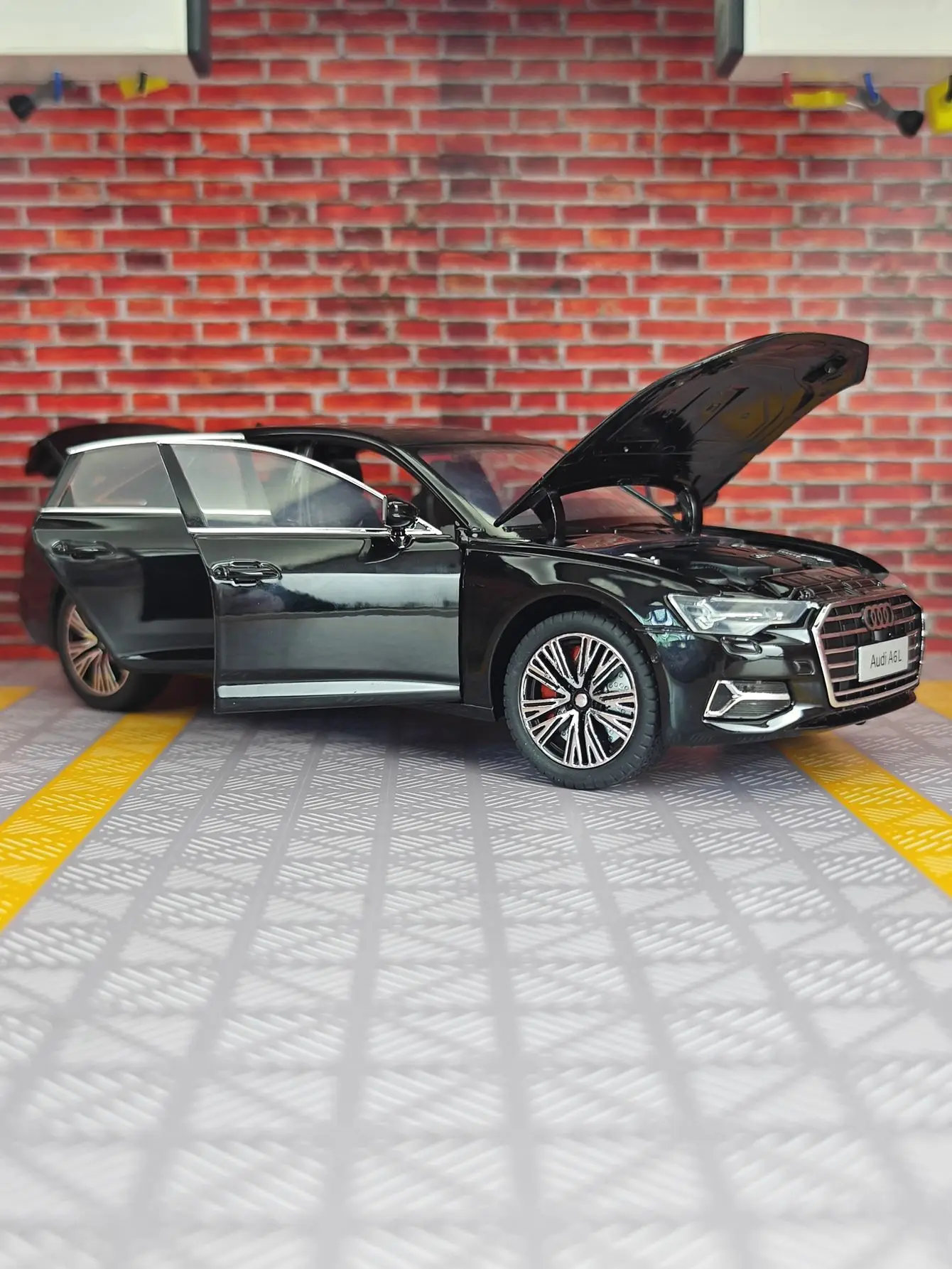 1:24 Scale Black Diecast A6L Model 2 1:24 Scale Black Diecast A6L Model - Image 2