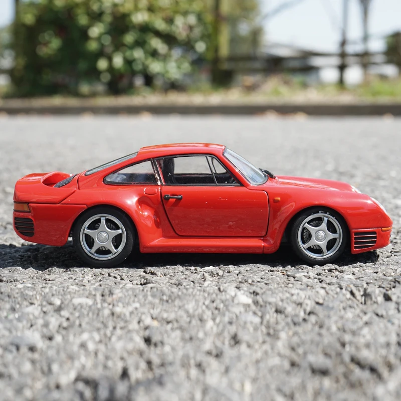 White Porsche 959 Diecast Model 1:24 Scale 2 White Porsche 959 Diecast Model 1:24 Scale - Image 2