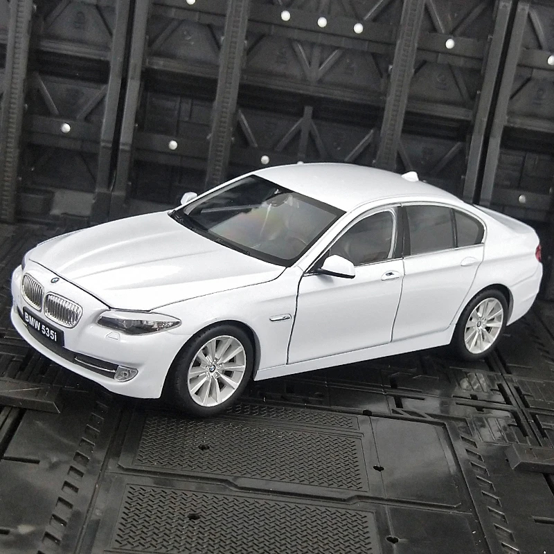 BMW 535i Scale Diecast Model - 1:24 Replica 8 BMW 535i Scale Diecast Model - 1:24 Replica - Image 8