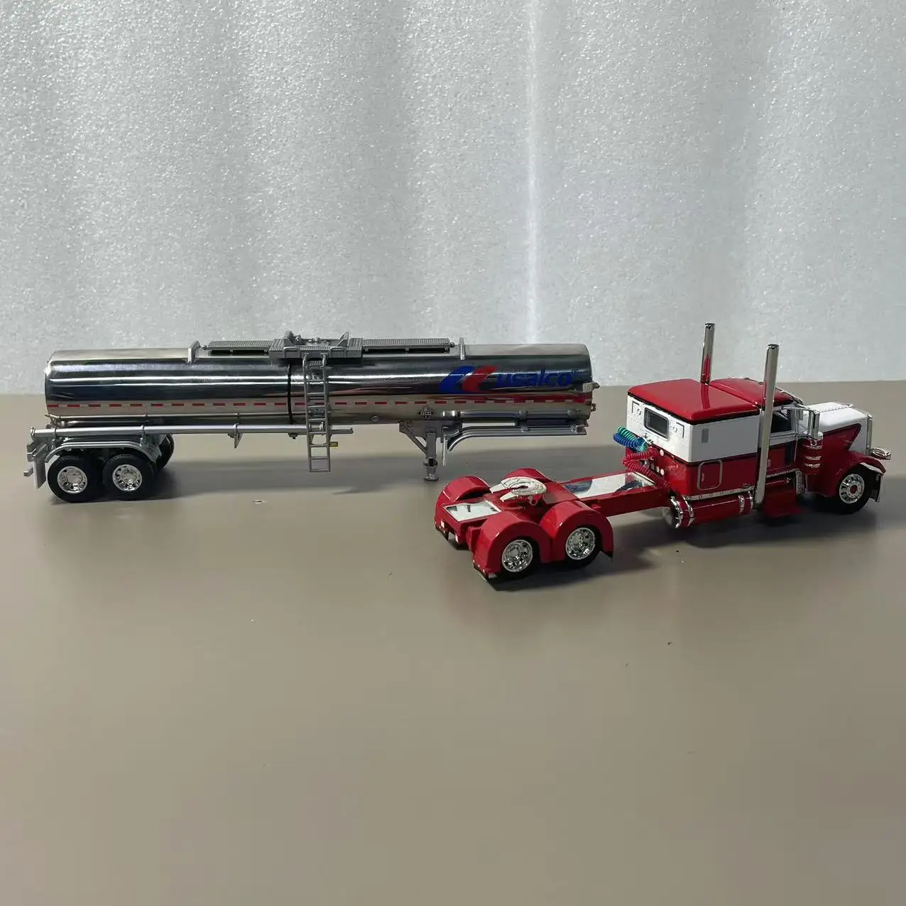1/64 Peterbilt 389 Tanker Diecast Model Truck 4 1/64 Peterbilt 389 Tanker Diecast Model Truck - Image 4