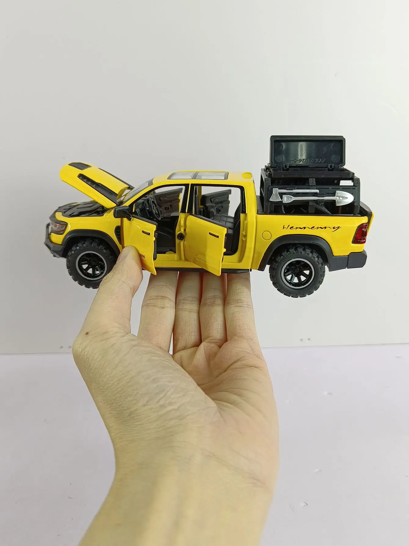 1:32 Diecast Dodge Pickup Model for Collectors 7 1:32 Diecast Dodge Pickup Model for Collectors - Image 7