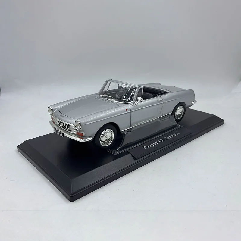Silver 1:18 Diecast Vintage Convertible 4 Silver 1:18 Diecast Vintage Convertible - Image 4