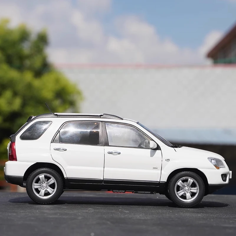 KIA Sportage SUV Diecast Model 1:18 Scale 2 KIA Sportage SUV Diecast Model 1:18 Scale - Image 2