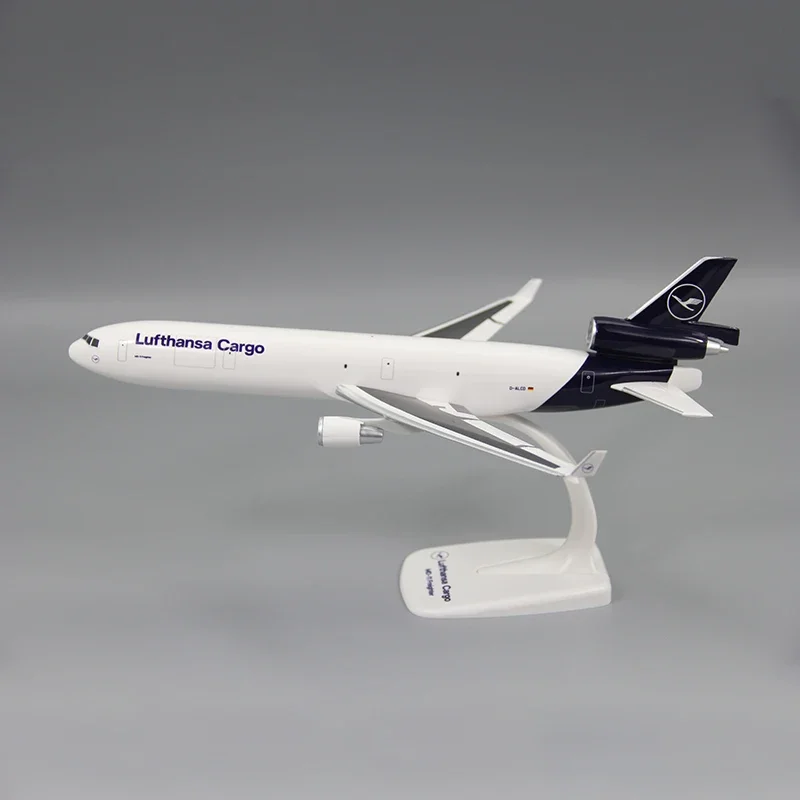 Lufthansa MD-11 1:200 Scale Model 2 Lufthansa MD-11 1:200 Scale Model - Image 2
