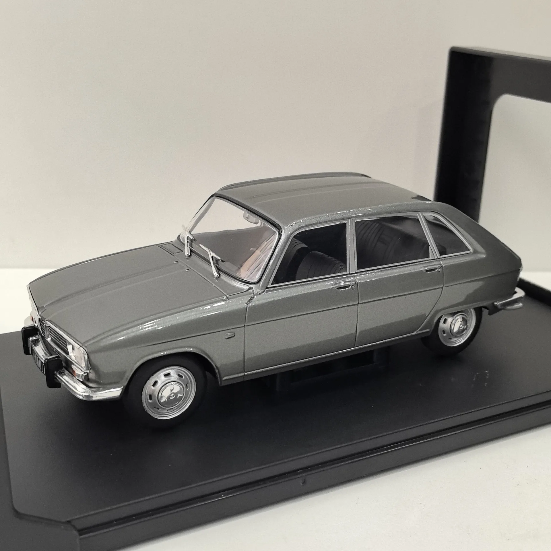 Vintage 1965 Renault 16 Diecast Model 1/24 Scale 3 Vintage 1965 Renault 16 Diecast Model 1/24 Scale - Image 3