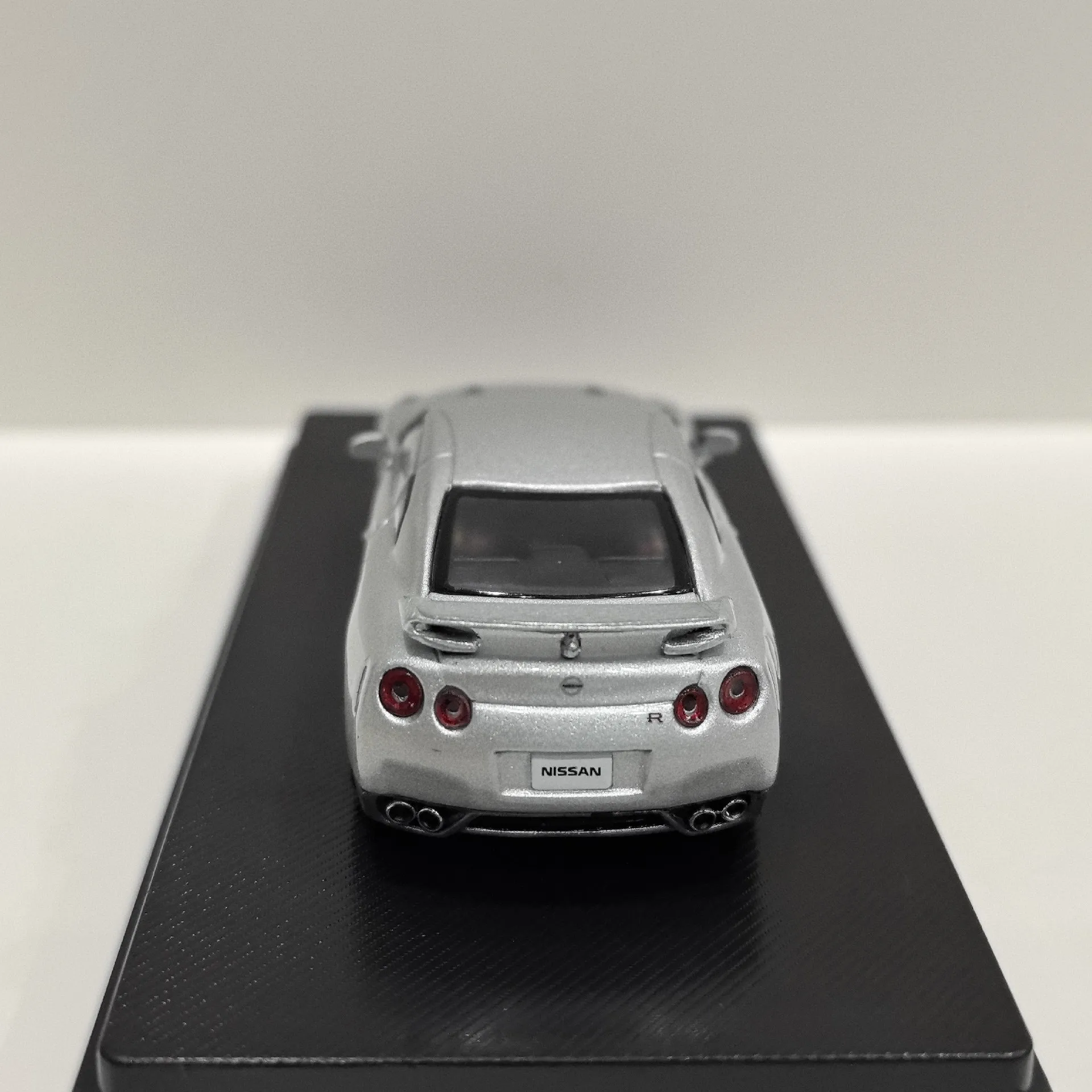 Diecast Nissan GT-R R35 Model 1:64 Silver 5 Diecast Nissan GT-R R35 Model 1:64 Silver - Image 5