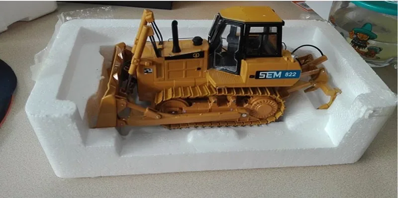 CAT SEM822 Bulldozer Model 1:35 Scale Collectible 3 CAT SEM822 Bulldozer Model 1:35 Scale Collectible - Image 3