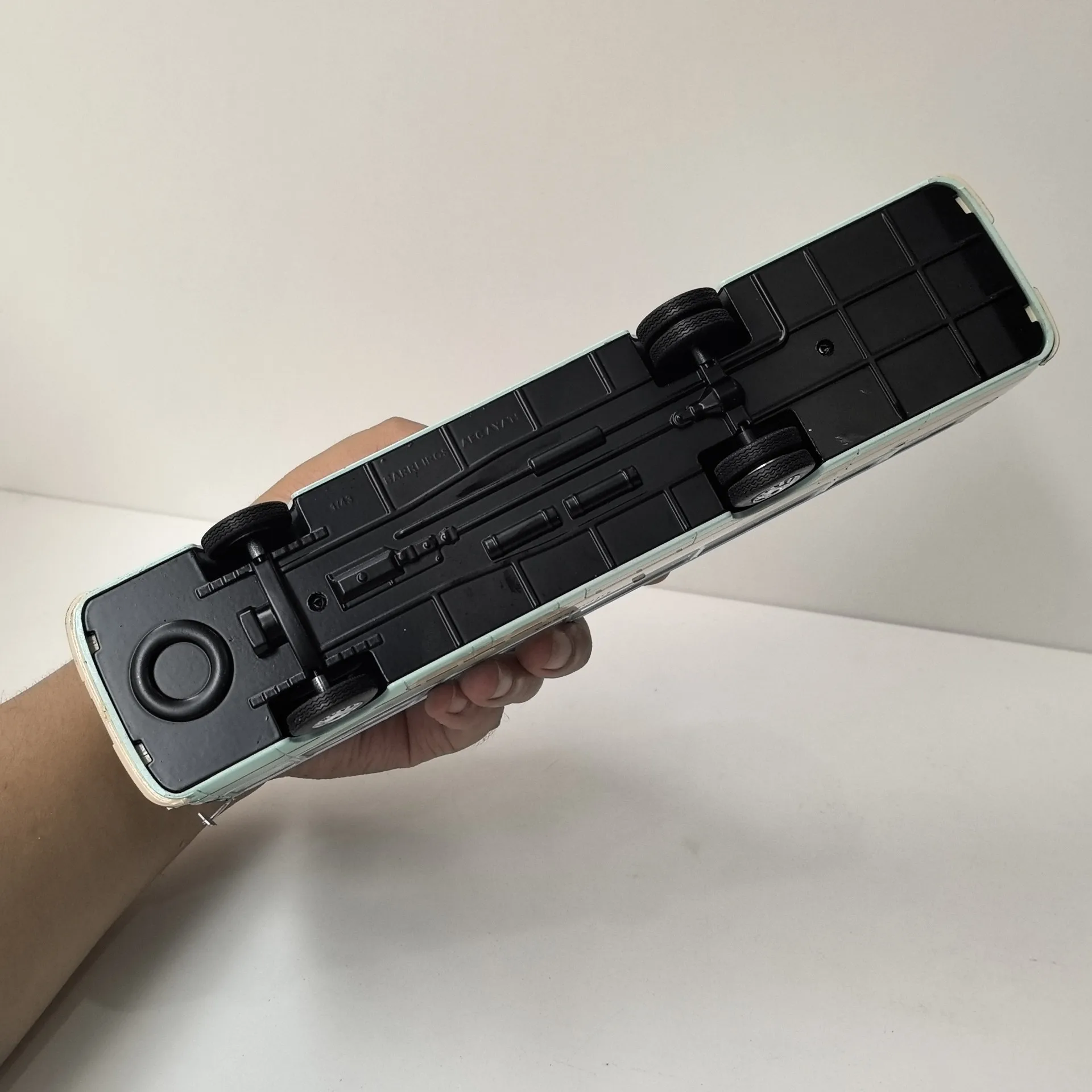 Vintage 1:43 Diecast Bus Model for Collectors 5 Vintage 1:43 Diecast Bus Model for Collectors - Image 5