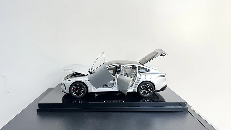 Dongfeng eπ 007 & 008 1:18 Diecast Models 4 Dongfeng eπ 007 & 008 1:18 Diecast Models - Image 4