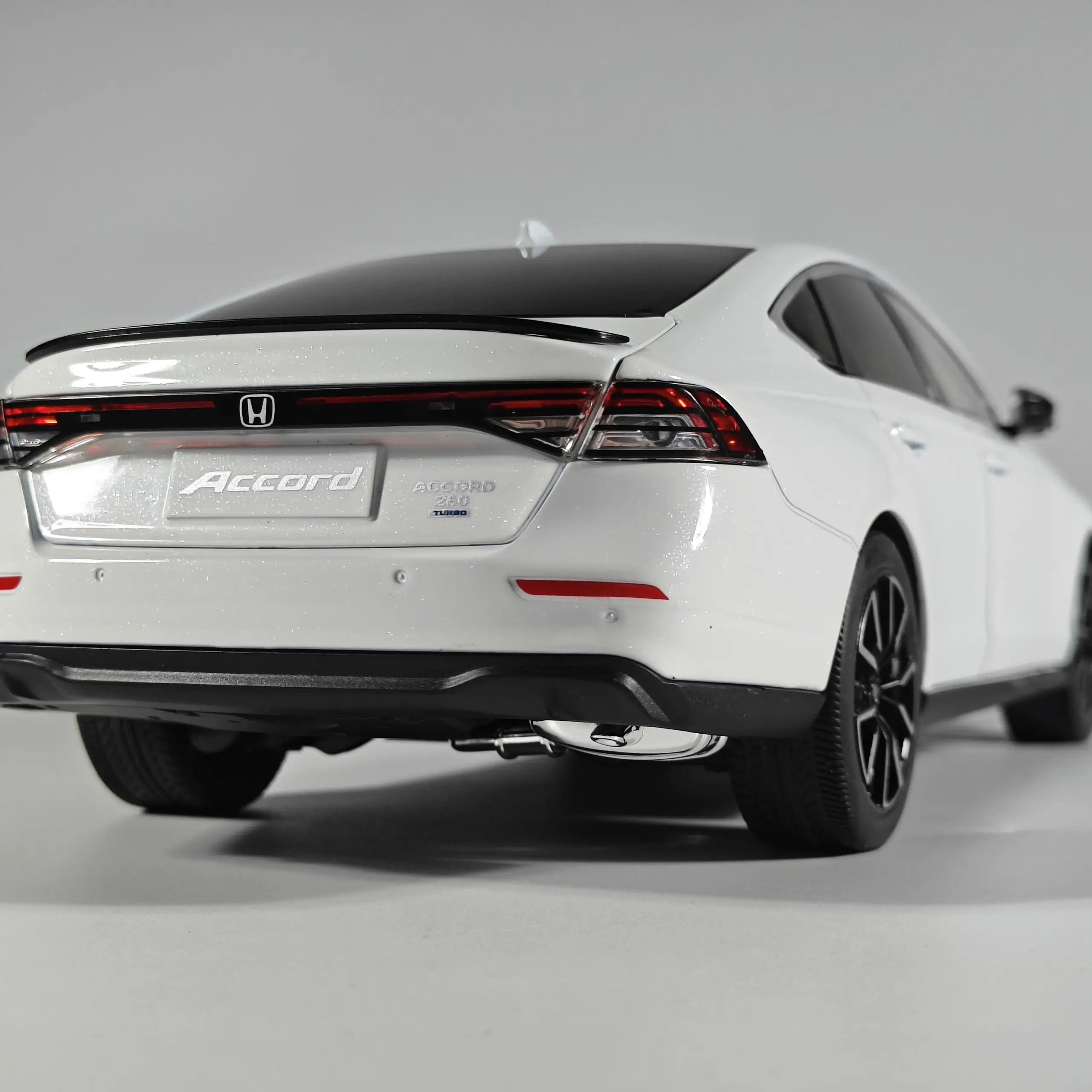 1:18 Honda Accord Diecast Model in White 3 1:18 Honda Accord Diecast Model in White - Image 3