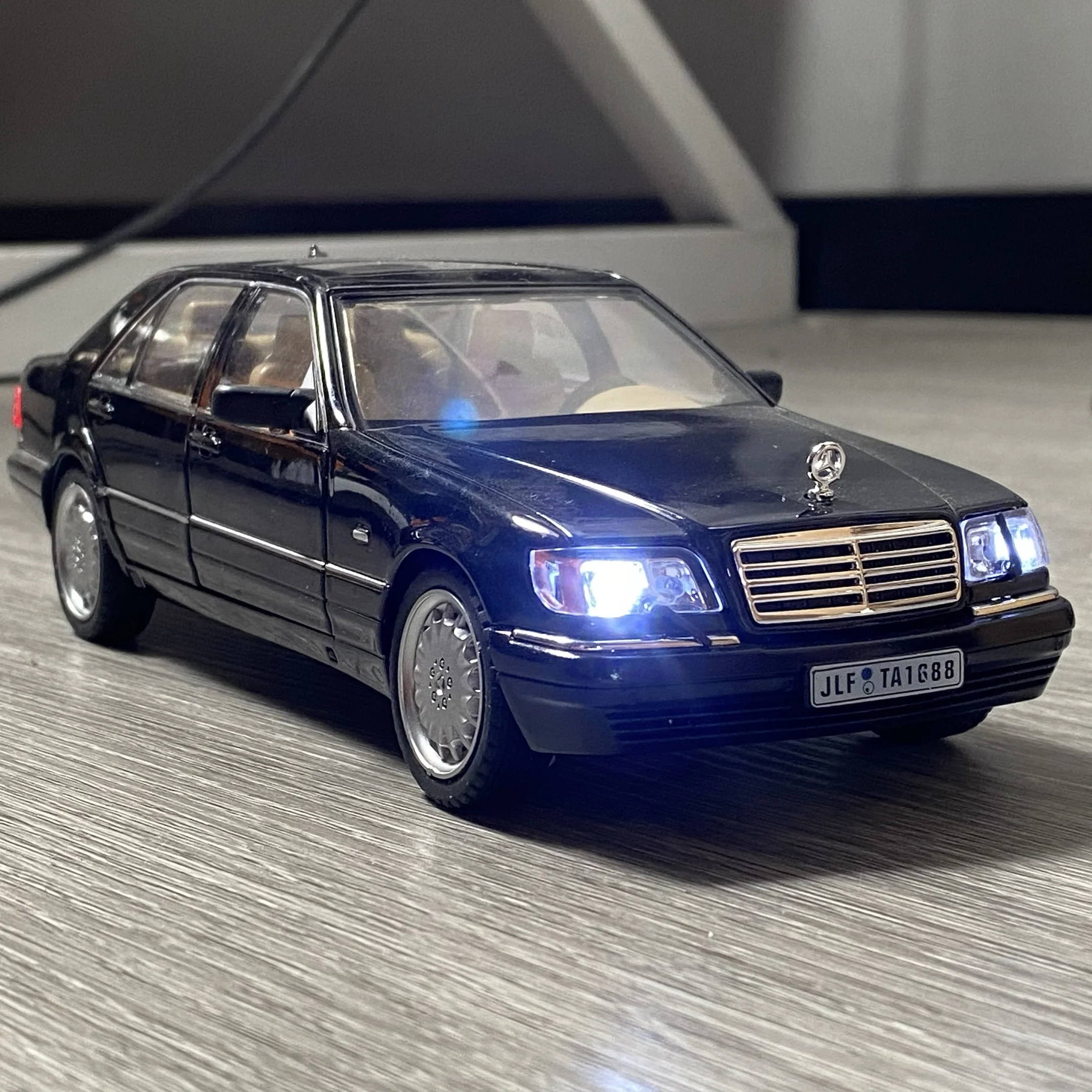 Mercedes-Benz S W140 320SEL 1:24 Diecast Model 5 Mercedes-Benz S W140 320SEL 1:24 Diecast Model - Image 5