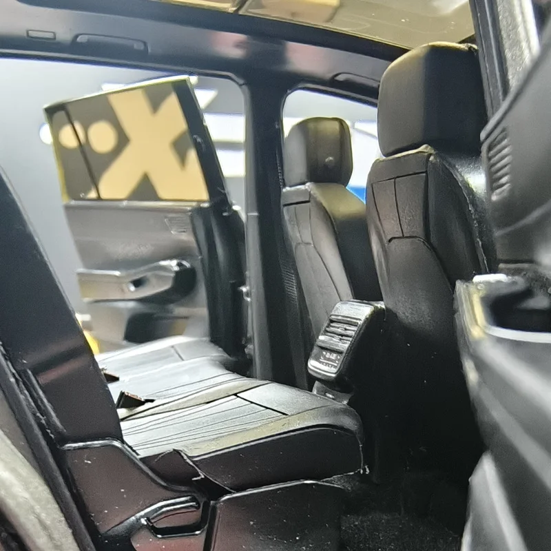 1:18 Scale VW Teramont Pro SUV Diecast Model 5 1:18 Scale VW Teramont Pro SUV Diecast Model - Image 5