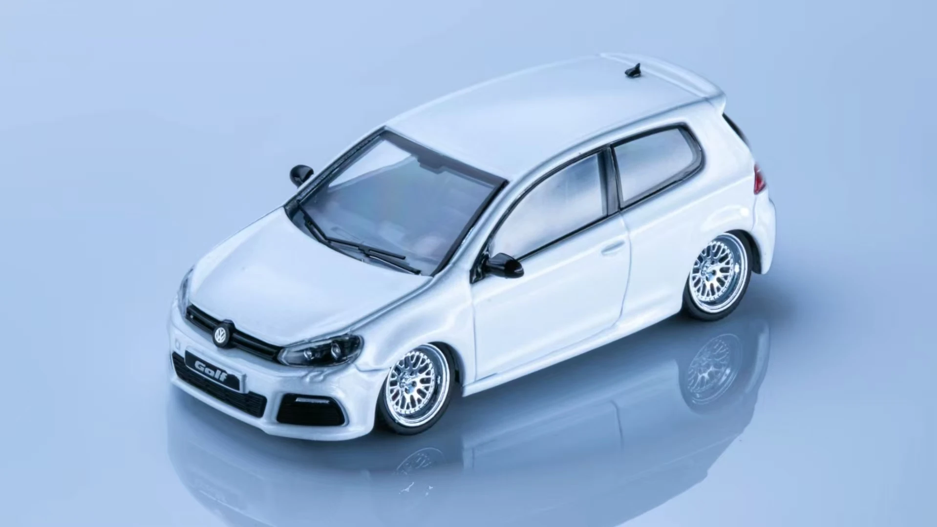 Maxwell 1:64 Alloy Model Car in Four Finishes 5 Maxwell 1:64 Alloy Model Car in Four Finishes - Image 5