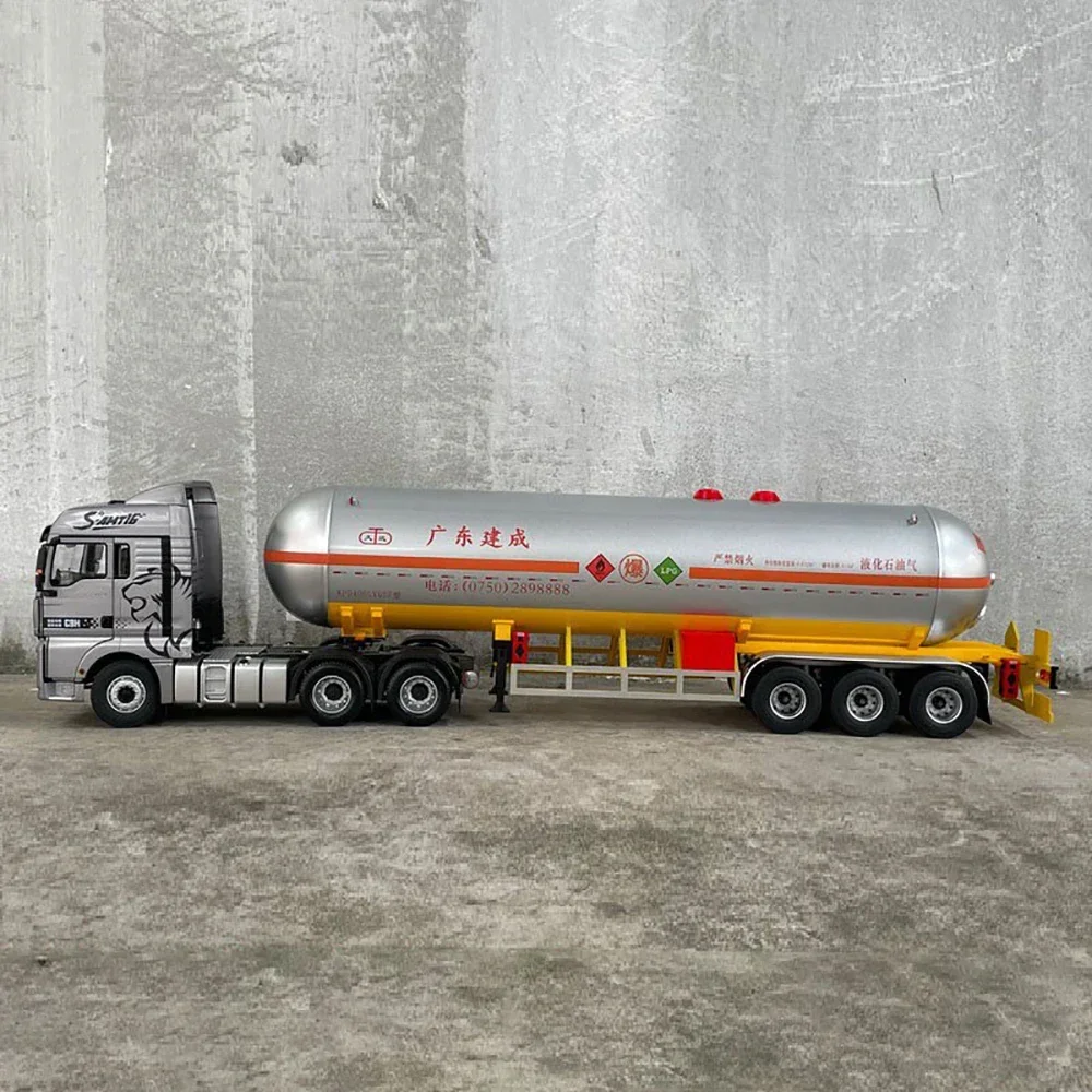 Diecast 1:24 LPG Tanker Model for Collectors 5 Diecast 1:24 LPG Tanker Model for Collectors - Image 5