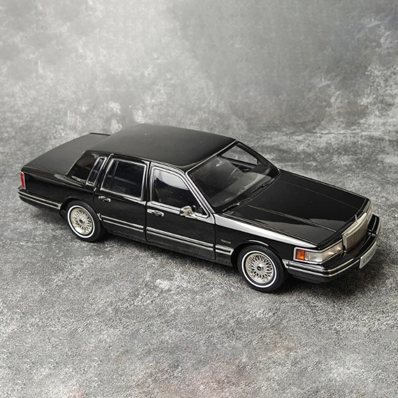 1/18 Lincoln TOWN Diecast Model for Collectors 6 1/18 Lincoln TOWN Diecast Model for Collectors - Image 6
