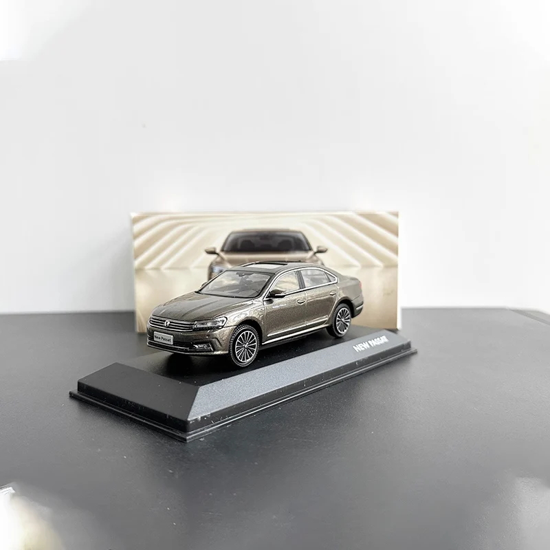 2017 Volkswagen Passat 1:43 Diecast Model 4 2017 Volkswagen Passat 1:43 Diecast Model - Image 4