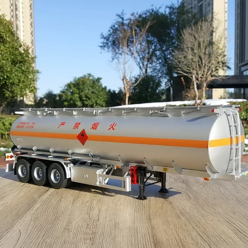 1:24 Scale Die-Cast Fuel Tank Truck Model 2 1:24 Scale Die-Cast Fuel Tank Truck Model - Image 2