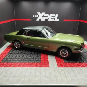 Vintage 1965-66 Ford Mustang 1:18 Die-Cast Model 17 Sf2313e8e15904fb0b682e98ed498013dQ