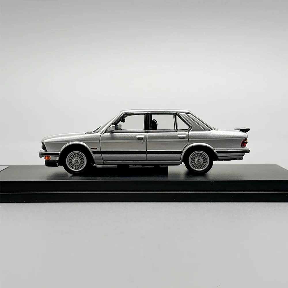 Miniature BMW M5 E28 Die-Cast Model Collectible 6 Miniature BMW M5 E28 Die-Cast Model Collectible - Image 6