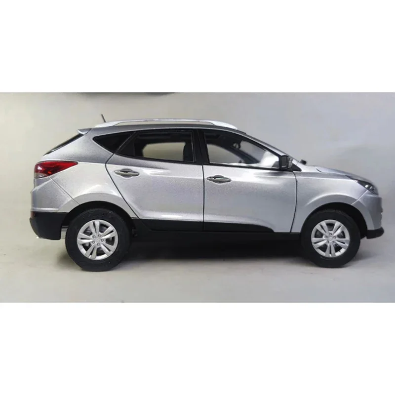 Die-Cast 1:18 Hyundai IX35 2012 Model 4 Die-Cast 1:18 Hyundai IX35 2012 Model - Image 4
