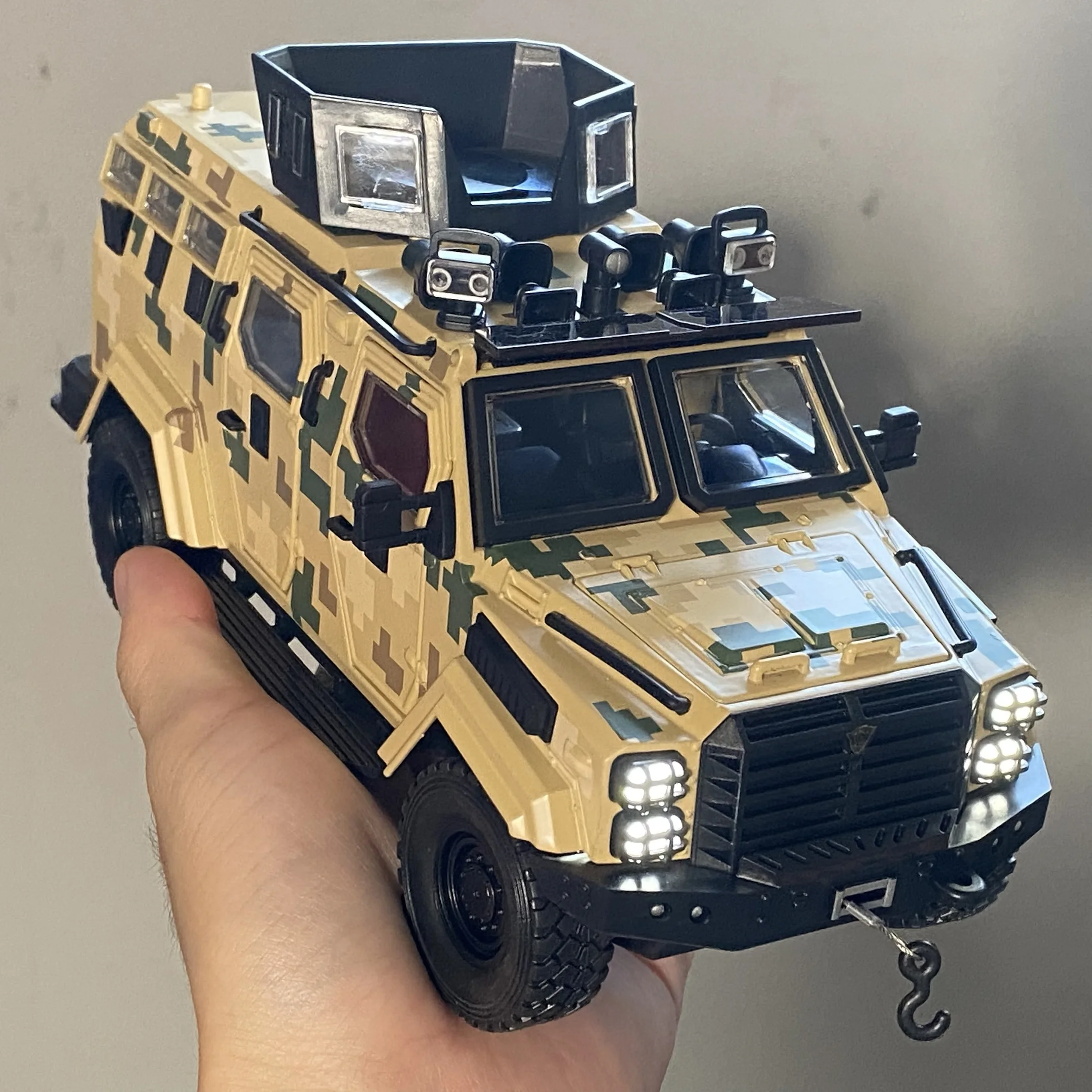 Ford F550 Sabertooth 1:24 Scale Diecast Model 4 Ford F550 Sabertooth 1:24 Scale Diecast Model - Image 4