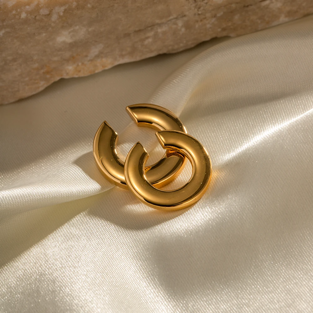 Gold Stainless Steel Clip Earrings Model JDE2302102 2 Gold Stainless Steel Clip Earrings Model JDE2302102 - Image 2